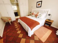 Jonquil Guest Cottage - Condos