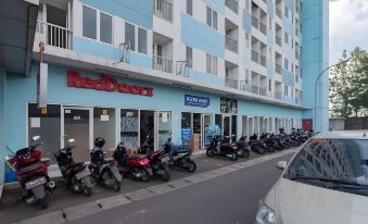 RedDoorz Apartment @ Grand Sentraland Karawang