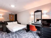 Village Hotel Liverpool Hotel berhampiran Dewan Speke