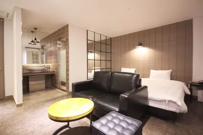 Paradise Hotel Hotels near Gyeongamdong Railroad Town