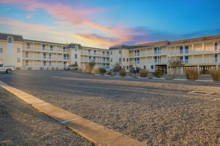 Drifting Sands Oceanfront Hotel Отели рядом с достопримечательностью «Island Massage»