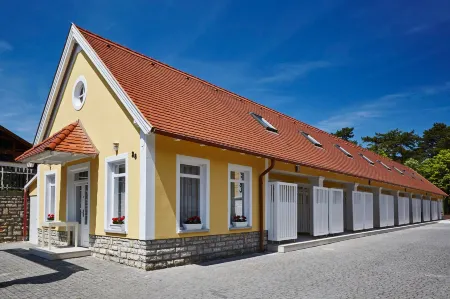 Hotel Astoria Отели в г. Csopak