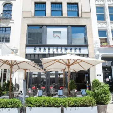 Charlesmark Hotel Отели рядом с достопримечательностью «Церковь Троицы»