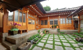 Bukchon Sohyeondang Hanok Stay