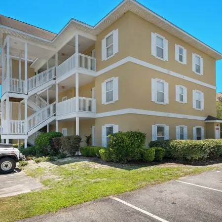 1st Floor, Walkable to Dining, Shopping, Beach - Sleeps 6