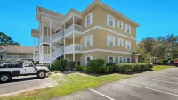 1st Floor, Walkable to Dining, Shopping, Beach - Sleeps 6 - parking