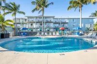 Capt Hirams Resort - Beach
