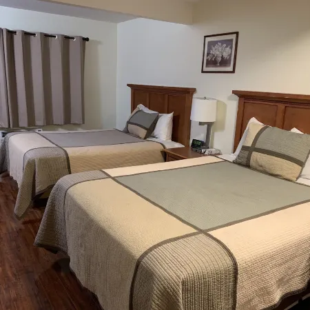 Townhouse Inn & Suites