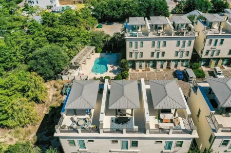 Emerald Paradise 2 Blocks to Beach Rooftop Patio Pool Access Sleeps 10