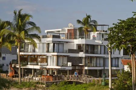 Golden Bay Galapagos Отели рядом с достопримечательностью «Cerro de las Tijeretas»