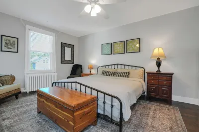 Huckleberry House - 2 Bedroom Apartment Fenced Backyard Hotel dekat North Wales Station