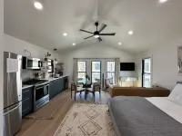 Bright and Modern Studio Guesthouse - near RiNo!