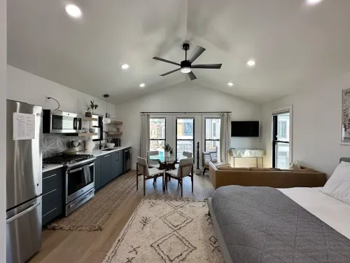 Bright and Modern Studio Guesthouse - near RiNo!