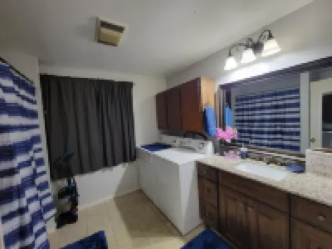 Charming 2-bedroom water view house, WiFi in nice Bremerton