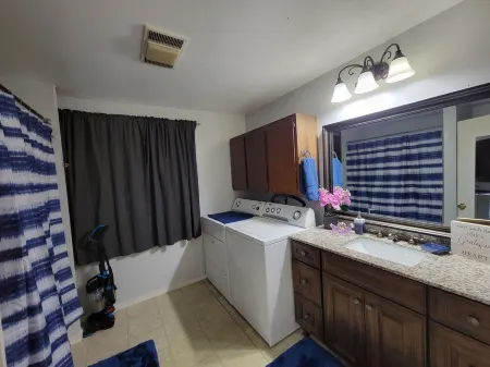 Charming 2-bedroom water view house, WiFi in nice Bremerton Отели рядом с достопримечательностью «Бремертон Бордуолк»