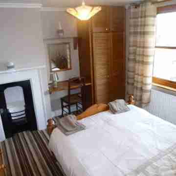 Laburnum Cottage. Long enclosed dog friendly garden leading to the beck. Rooms