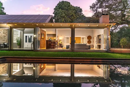 Grosvenor House Отели рядом с достопримечательностью «Нешнел Галлери оф Зимбабве»