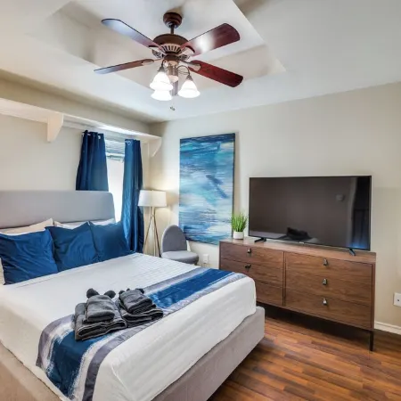 4 Bedroom & Pool: Great Irving Location close to attractions