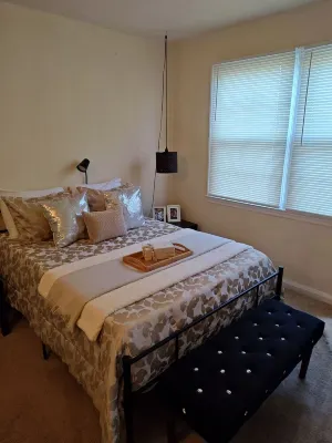 Charming 2-bedroom apartment with WiFi, AC in Portsmouth. Close to Rivers Casino