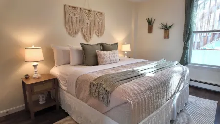 Cozy Central Downtown 2BD Unit Close to Elm & 93