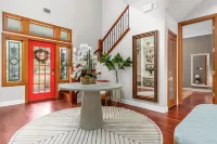 Luxurious Lake Park House: Sleeps 25, Pool, Hot-Tub, Firepit and Game Room! Hotels in Travis County