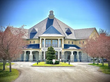 Settlers Suites Отели рядом с достопримечательностью «Сентенниал Лилак Гарден»