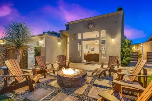 A Royal Desert Oasis with Epic Game Room - 3 stjerner