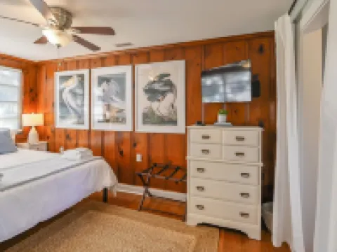 Peaceful 3Br, Private Pool & Marsh Views Minutes from Charleston & Beaches Hotels in Berkeley County