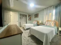 Charming 2-bedroom house in marvelous Ormond Beach with WiFi, AC. Great getaway!