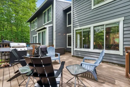 Townhome 2 bedroom, 2 1/2 bath sleeps 6, resort amenities and walkable to slopes