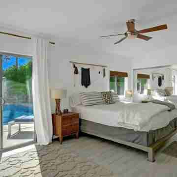 Midcentury Modern Gem in Sunrise Park Rooms