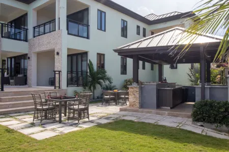 Panoramic Cliffside Luxe Villa