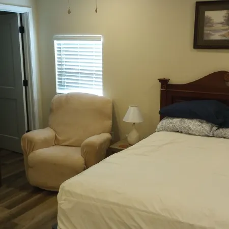 Cute 2-bedroom house. WiFi & handicapped accessible near all Hosp. and colleges.