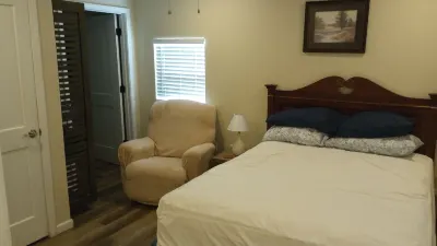Cute 2-bedroom house. WiFi & handicapped accessible near all Hosp. and colleges. Hotels near Calvary Baptist Church