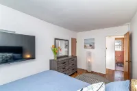 Beach Bungalow w/ Waterfront View. Short Walk to Shops, Restaurants and Beaches Hotels in Ventnor City