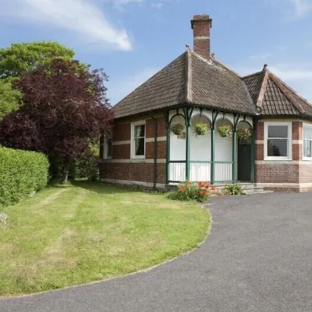 Hinton Lodge - Quaint Victorian four star cottage in a quiet rural location.