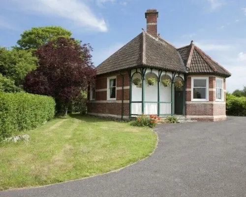 Hinton Lodge - Quaint Victorian four star cottage in a quiet rural location. Hotels in Trowbridge