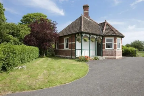 Hinton Lodge - Quaint Victorian four star cottage in a quiet rural location. Hotels in Trowbridge