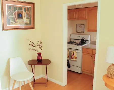 Cozy 2-bedroom condo in fabulous Berkeley next to the marina