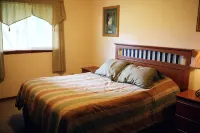 Birch Lake Secluded Getaway- Serenity home 5 bedroom sleeps up to 14 Hotels in Monroe County