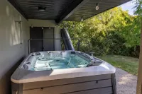Luxury 5-Bed London Retreat: Heated Pool, Hot Tub & Sauna!! - Ultimate Comfort!