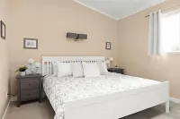 Oceanfront Inn: Private Boardwalk, Beach Access, & Free Kayaks! Hotels in Sooke