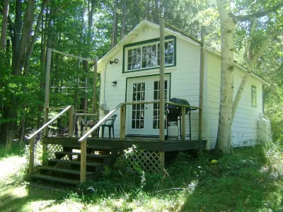 Charming Woodstock Teahouse Cottage by the Sawkill Creek trout stream Hotels near Zena Recreation Park Swim and Tennis Club (Private)