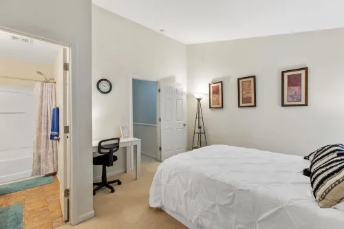 Spacious 2 bedrooms townhouse by the Greenway/ Pool access