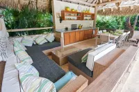 Queen Bee Villa Electricity and maid service included