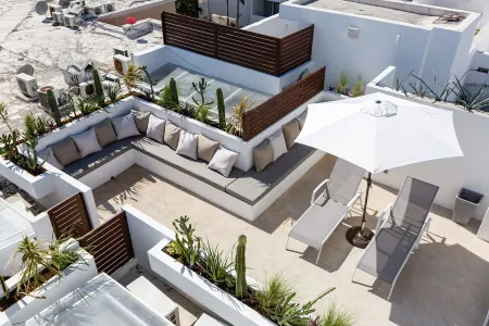 Central Huge PH with Private Rooftop and Jacuzzi