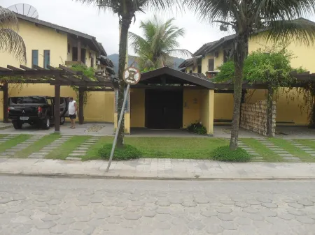 HOUSE IN CONDOMINIUM, BEACHFRONT, ALMOST ON THE SAND, FAMILY, SUPER PROMOTION Отели в г. Juquei