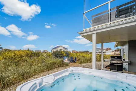 NEW! 1 minute to beach-Ocean Views-Hot Tub-Waffles for Breakfast Отели рядом с достопримечательностью «Брадис Ойстерс»