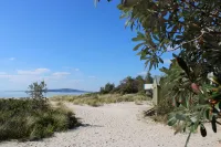 McCrae beach Villa on Wattle Place, a 5 mins walk to the beach Hotels in McCrae