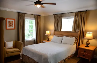 Charming Spacious Bahamian Home Water Tower周辺のホテル